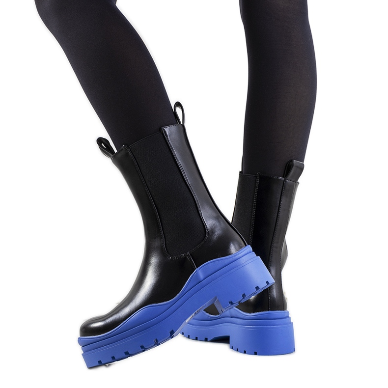 Schwarze Stiefel mit blauer Nestersohle