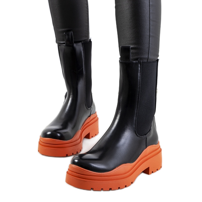 Schwarze Stiefeletten mit orangefarbener Nester-Sohle