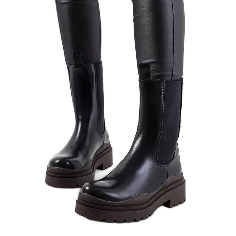 Schwarze Stiefel mit brauner Nestersohle