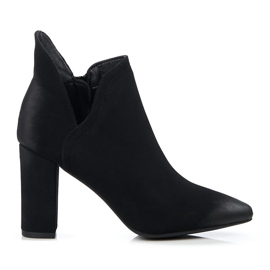 Schwarze Damenstiefel mit einem Shelovet-Schnitt auf einem hohen Pfosten