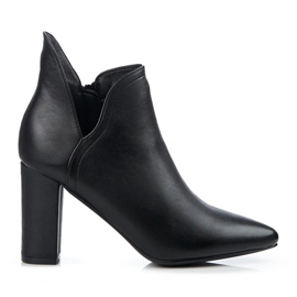 Damenstiefel mit einem Shelovet-Schnitt auf einem hohen Pfosten schwarz