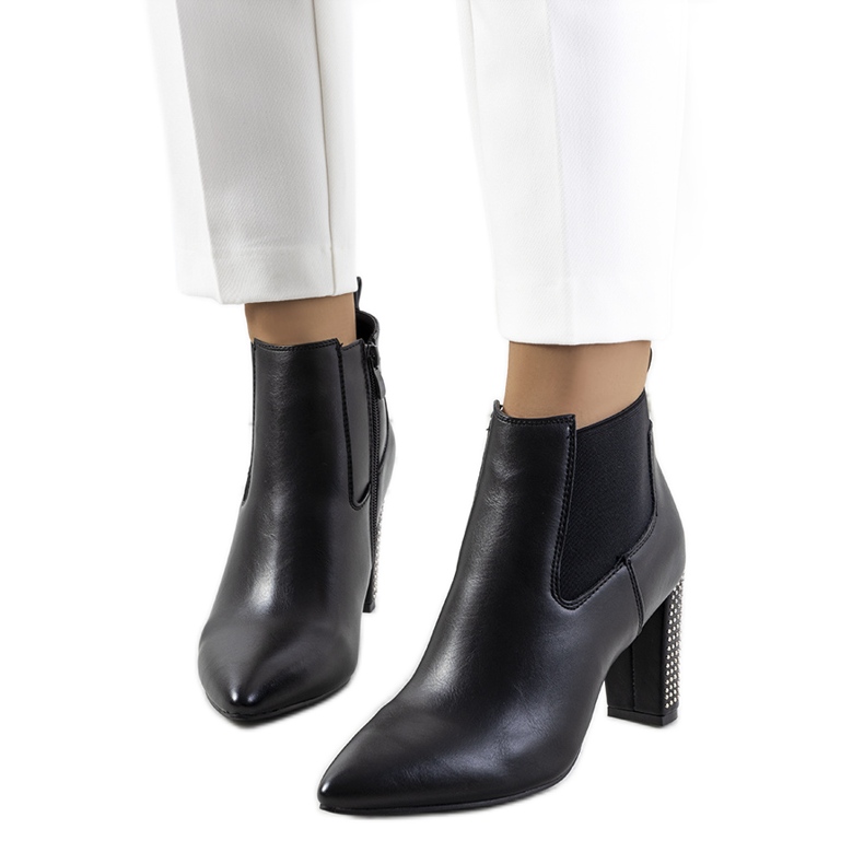 BM Schwarze Stiefeletten auf dem Rochdale-Pfosten