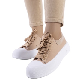 BM Braune Turnschuhe auf der Kilkenny-Plattform