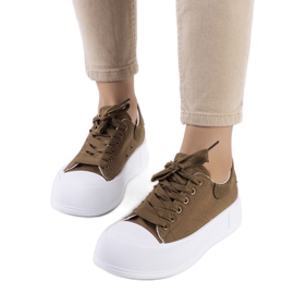 Grüne Turnschuhe auf der Kilkenny-Plattform