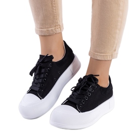 Schwarze Turnschuhe auf der Kilkenny-Plattform