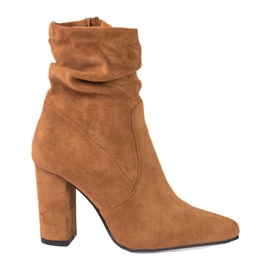 Braune Damenstiefel auf dem Shelovet-Posten mit gekräuseltem Obermaterial