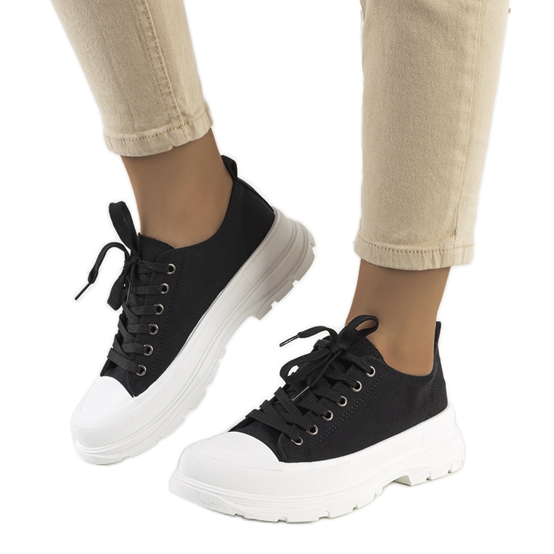 Schwarze Turnschuhe auf einer dicken Ardglass-Sohle