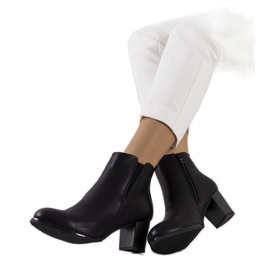 Schwarze Stiefel auf dem Bettlerposten