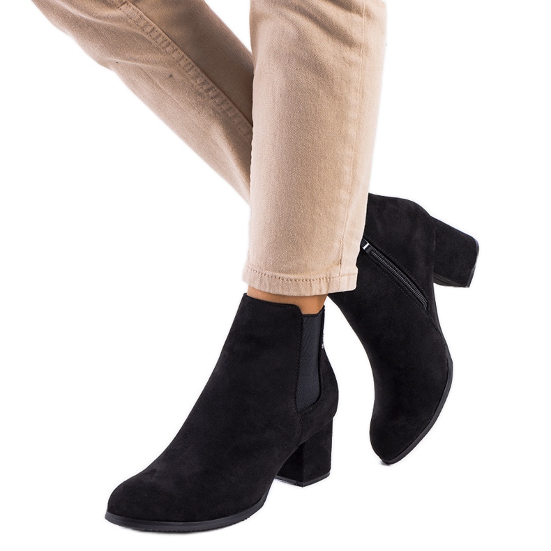 Schwarze Stiefeletten auf dem Runswick-Posten