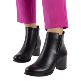 Schwarze Stiefel auf dem Bettlerposten