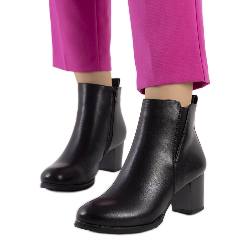 Schwarze Stiefel auf dem Bettlerposten