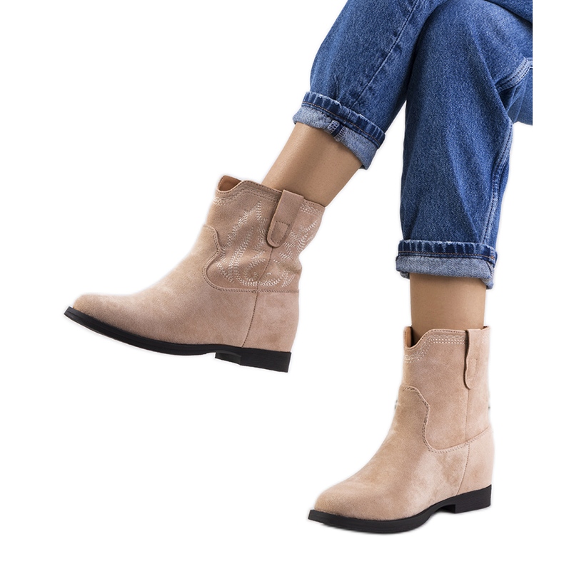 Beige Stiefeletten mit bezogenem Wolfpine-Keilabsatz