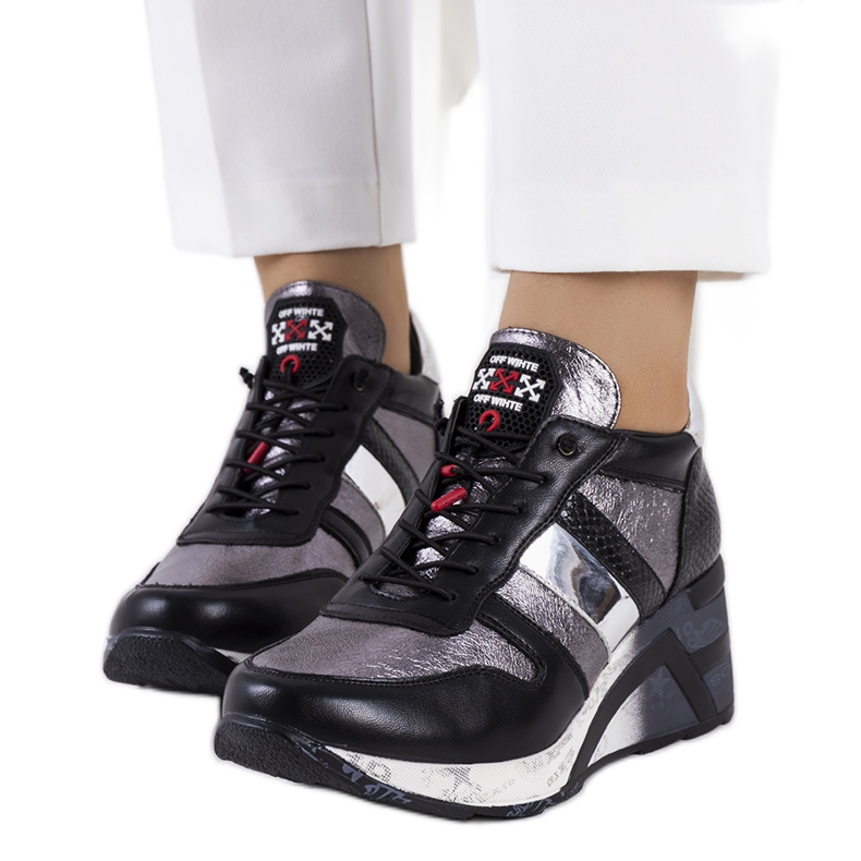 Schwarze und metallische Turnschuhe auf dem Ifruf-Keilabsatz silber-