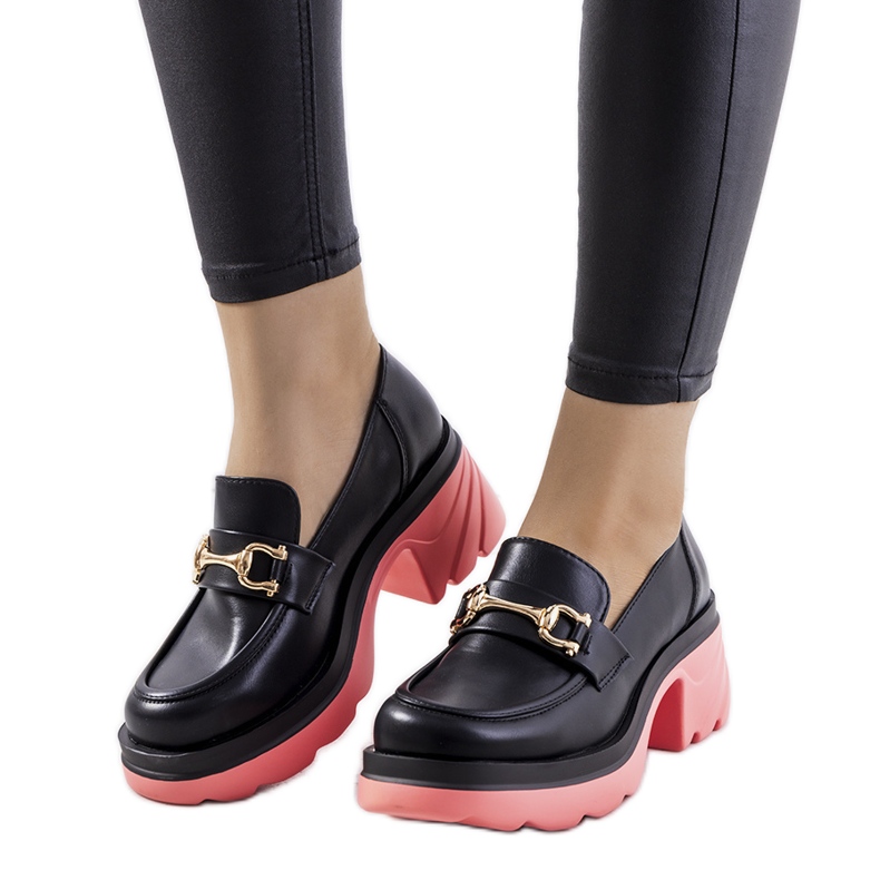 Schwarze Brogues auf rosafarbenen Korgal-Sohlen