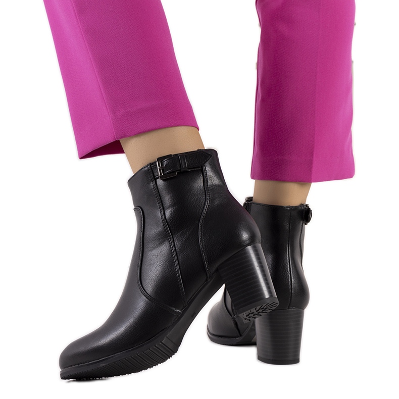 Schwarze Stiefel auf niedrigem Pfosten aus Bogota