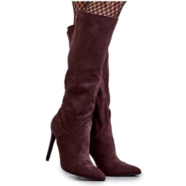 WS1 Klassische braune Wildlederstiefel auf einer braunen Ameya