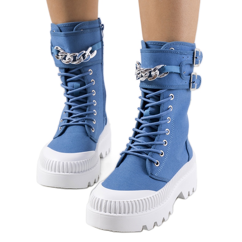Blaue Turnschuhe mit Taus-Kette