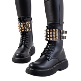 Schwarze Stiefel mit Lacer-Nieten