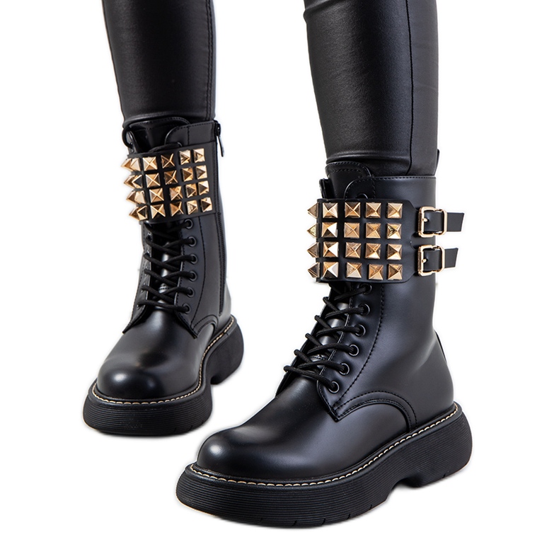 Schwarze Stiefel mit Lacer-Nieten