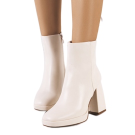Beige Stiefel auf dem Jilin-Posten