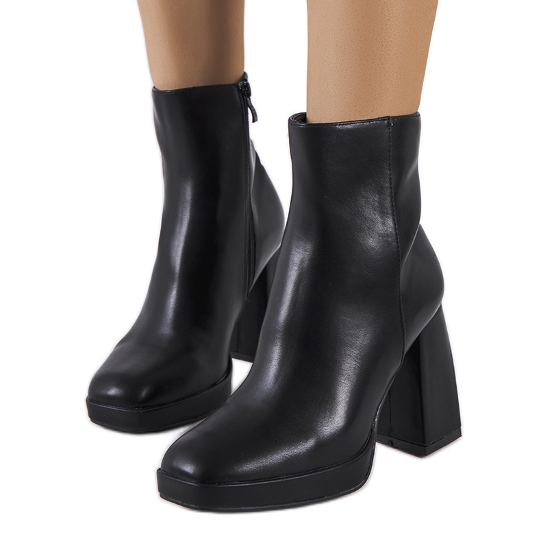 Schwarze Stiefeletten am Jilin-Posten