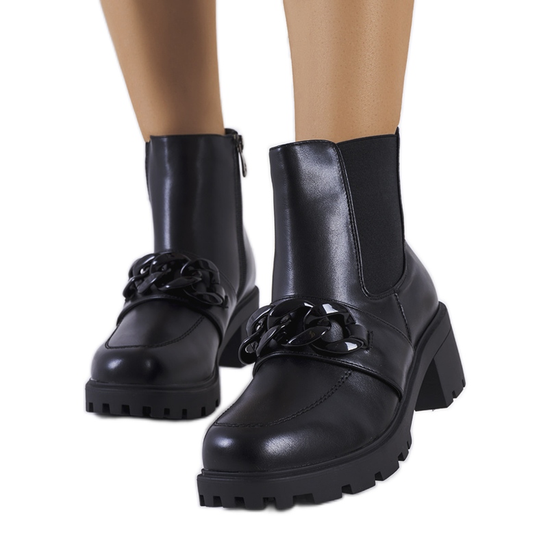 Schwarze Stiefeletten mit Bilka-Kette