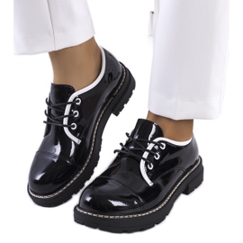 Schwarz lackierte Kuzem Schuhe