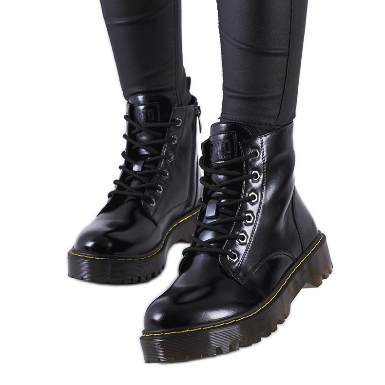 Schwarze Stiefel mit dekorativem Yuliya-Faden