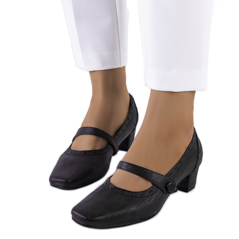 Dunkelbraune Pumps mit einem Cilka-Riemen