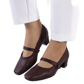 Braune Pumps mit Cilka-Riemen