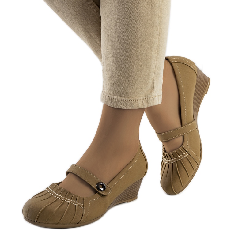 Beige Pumps mit Raffung von Nita