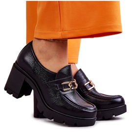 Lederschuhe auf einer Säule mit einem goldenen Ornament schwarz Mikeyla