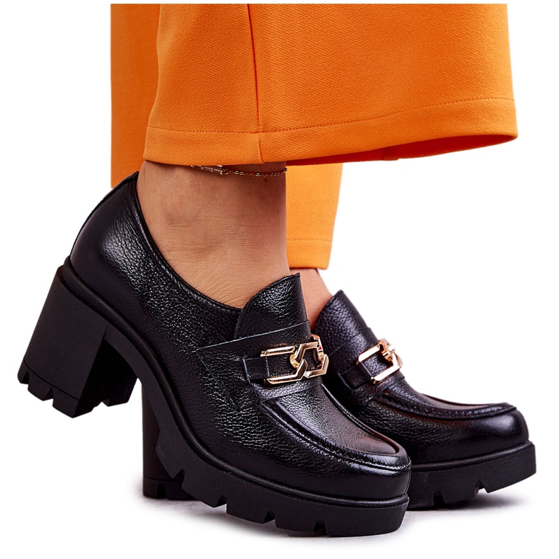 Lederschuhe auf einer Säule mit einem goldenen Ornament schwarz Mikeyla