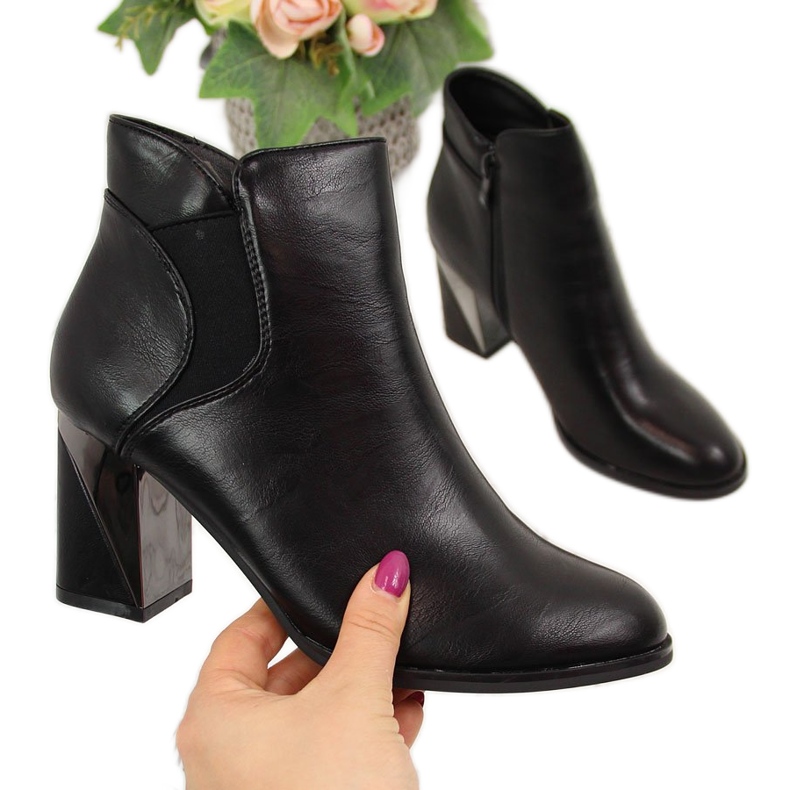 Jezzi Schwarze isolierte Stiefel an einem dekorativen Pfosten