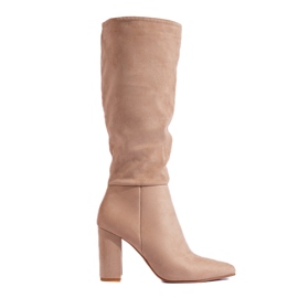 Klassische beige Stiefel für Damen auf dem Shelovet-Pfosten aus ökologischem Wildleder braun