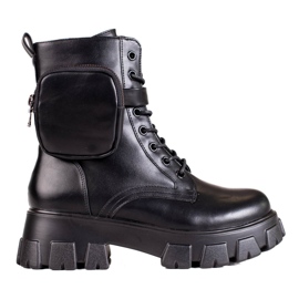 Schwarze Arbeiterinnen mit Schnürung und Tasche