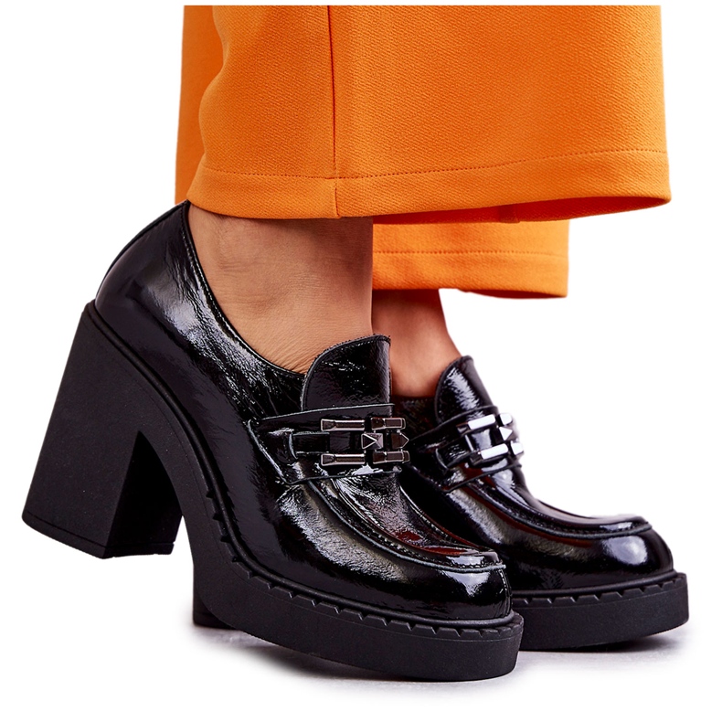 Lackierte Schuhe an einem massiven Black Jaime-Pfosten schwarz