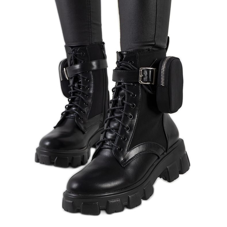 Schwarze Stiefel mit Beutel von Adamson