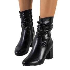 Schwarze Stiefel auf dem Hilda-Pfosten