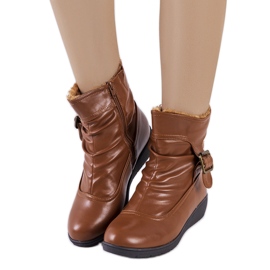 PA1 Braune Stiefeletten mit Keilabsatz und Slater-Schnalle