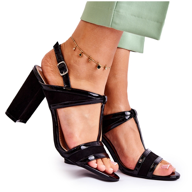 Modische Ledersandalen auf einer Bar Black Passion schwarz