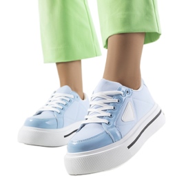 Blaue Turnschuhe mit dicker Scrabster-Sohle