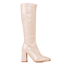 Damenstiefel auf dem Shelovet-Pfosten aus lackiertem Öko-Leder beige