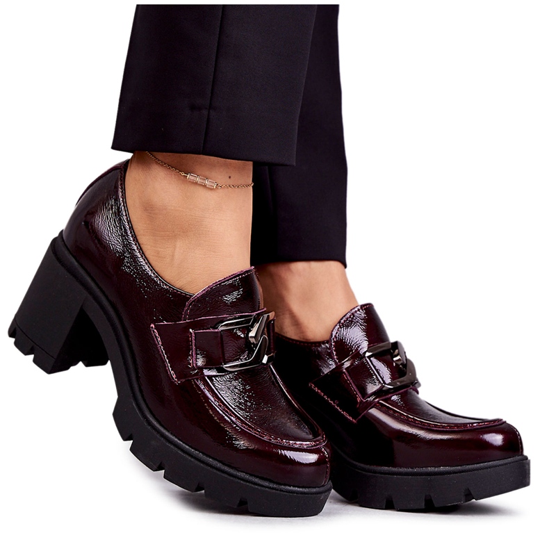 PL5 Elegante Schuhe auf einer Säule mit Silberdekor, bordeaux Harmell rot