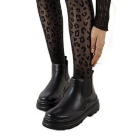 Schwarze Stiefel auf der Tausel-Plattform