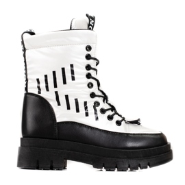 Isolierte Damentaschen auf der Vinceza-Plattform in Schwarz und Weiß