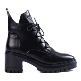 Vinceza Shelovet geschnürte Damenstiefel an einem schwarzen Pfosten