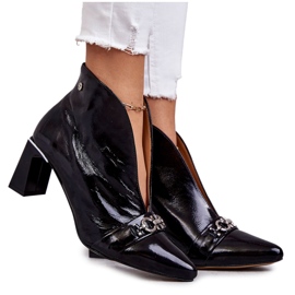 Lederstiefel auf einem Post Maciejka Schwarz 05262-01