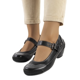 Schwarze Pumps, die mit einem Via-Riemen befestigt werden