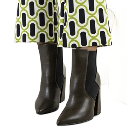 Grüne Chelsea-Stiefel auf dem Hamilt-Pfosten